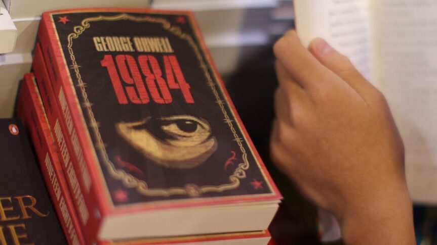 Le roman dystopique de George Orwell, “1984”, adapté sur les chaînes de télévision américaine CBS (1953) et britannique BBC (1954, 1956)