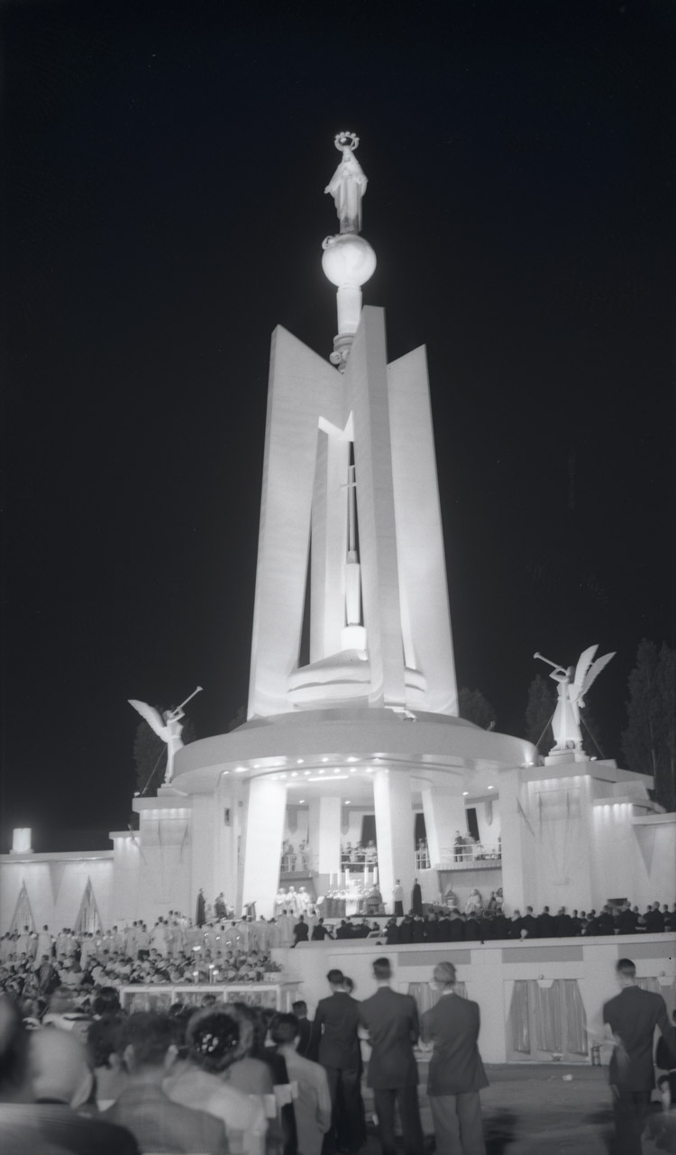Gros plan du reposoir du Parc Lansdowne, le soir, juin 1947.