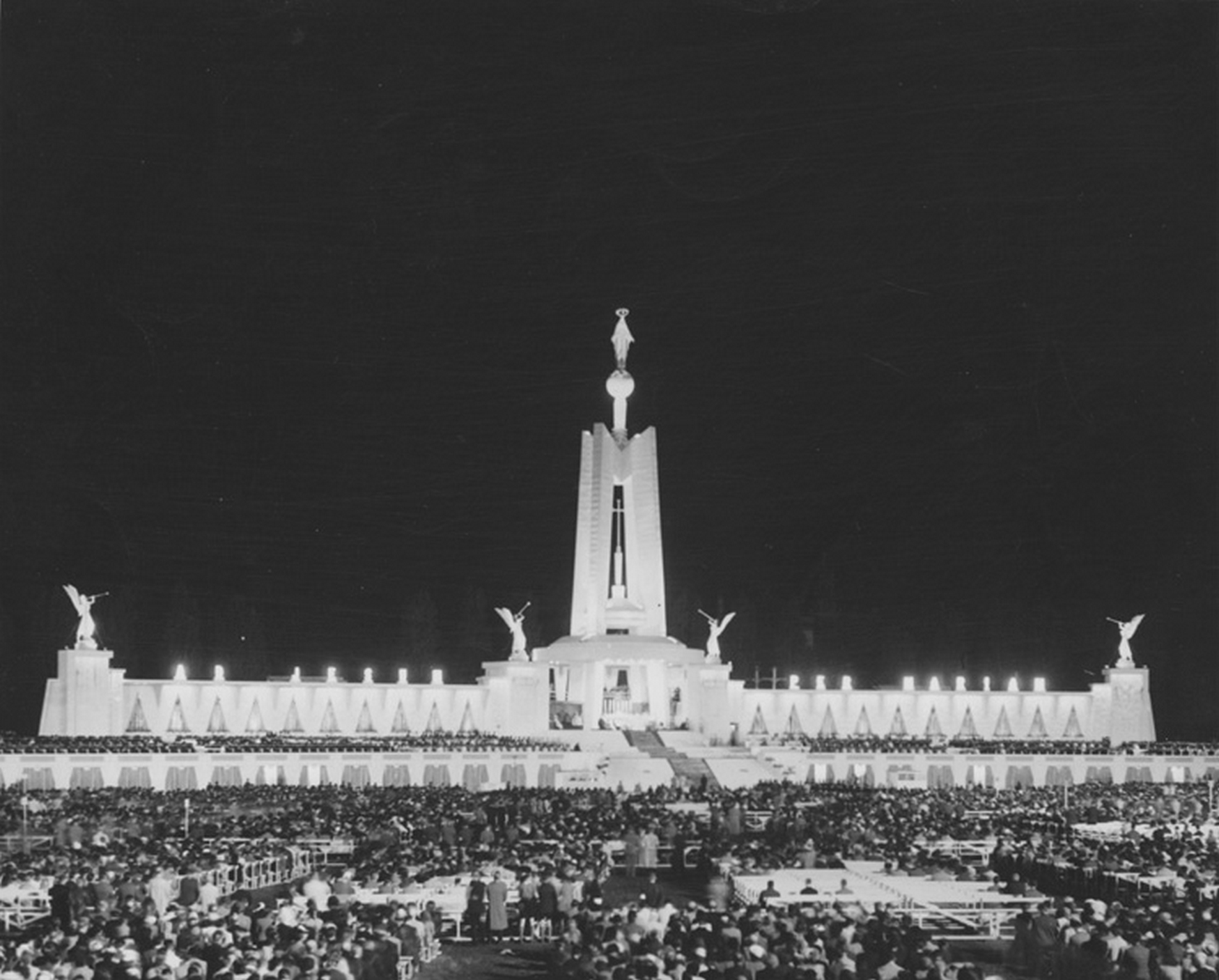 Vue d’ensemble de la foule devant le reposoir, le soir du 17 juin 1947