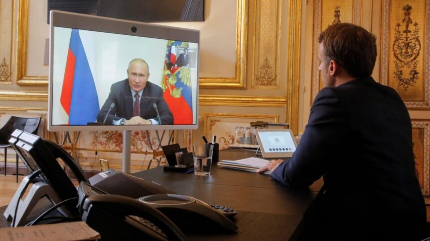 La conversation téléphonique entre Vladimir Poutine et Emmanuel Macron: les communiqués de presse antagonistes du Kremlin et de l&rsquo;Élysée