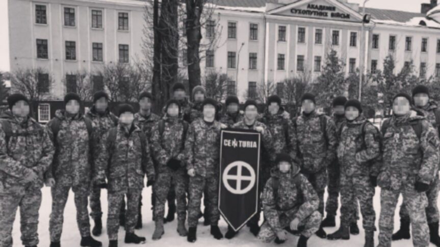 Des extrémistes d&rsquo;extrême droite dans l&rsquo;armée ukrainienne se sont vantés de l&rsquo;entraînement canadien, selon un rapport publié en 2021