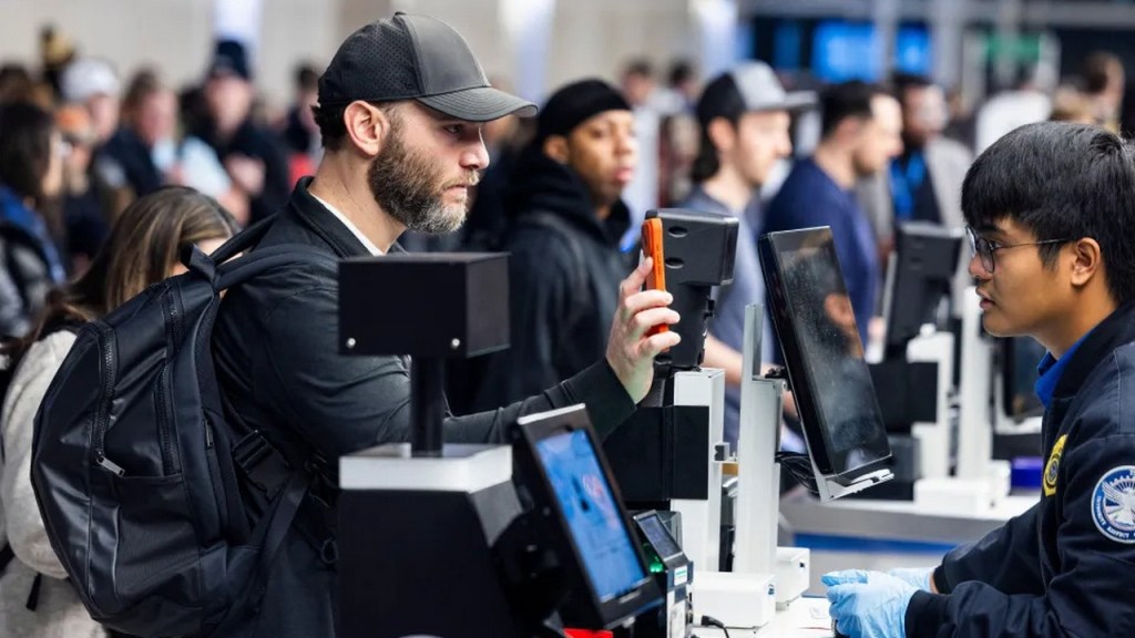 Big Brother vous surveille – Une nouvelle loi sur l&rsquo;ADN dans les aéroports américains : découvrez son impact potentiel sur vos voyages aux USA